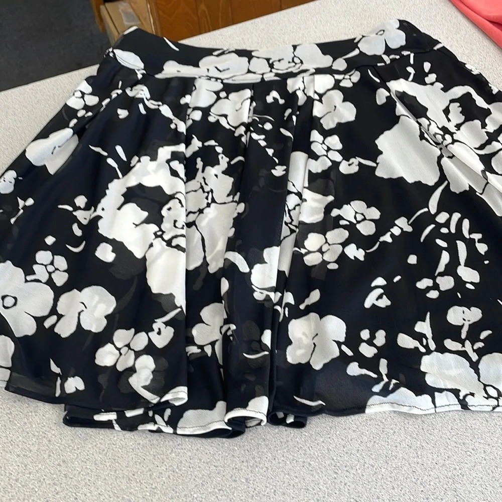 Like New black and white skirt. Lined. elastic waist band. Super cute size med - Picture 1 of 3